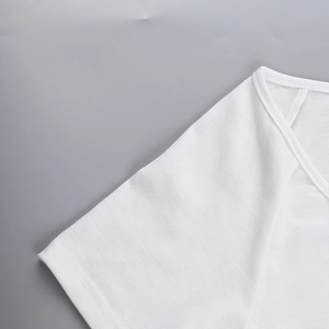 Detaillierte Makroansicht des Rundhalsausschnitts und der Schulternaht dieses weißen T-Shirts