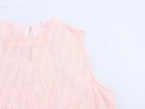 Dettaglio di un vestito rosa senza maniche con frange in piuma ed etichetta taglia S