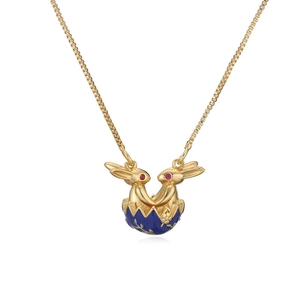 Collana dorata con pendente a uovo blu, due conigli e zirconi colorati micro-incastonati