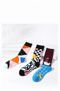 Détail de chaussettes en coton avec motifs géométriques, marins et canards en lot de 3