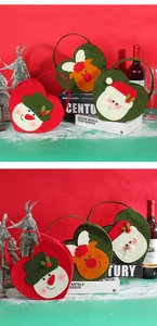 Dettaglio dei sacchetti regalo di Natale in feltro a forma di cuore con motivi 3D festivi