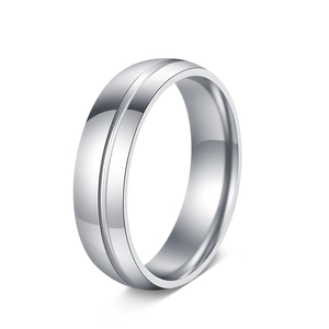 Polierter Titanstahlring mit minimalistischer Mittelfuge und glänzendem Silberfinish