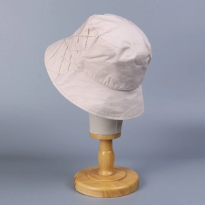 Detailaufnahme eines Anglerhutes aus Baumwolle mit gesteppter Rautenstruktur