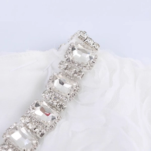 Garniture argentée élégante avec chaîne en strass cristal et détail de ceinture strass