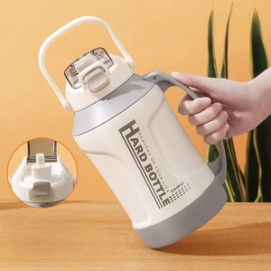 Detail of 1500ml insulated sports bottle with dual drinking lid and handle in cream white