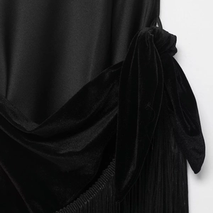 Robe élégante en patchwork de velours noir avec nœud en satin et détails de franges