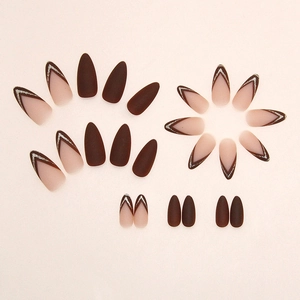 Unghie finte a mandorla marroni opache con design French a V e glitter argento lucido