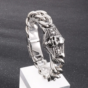 Détail du bracelet gourmette punk tête de mort en acier inoxydable poli argenté