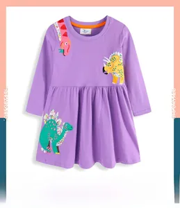Dettaglio dei ricami a forma di dinosauro su questo vestito viola a maniche lunghe da bimba