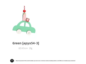 Détail d'une décoration de Noël en bois de voiture verte avec cadeaux et perles
