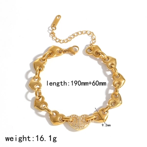 Détail du bracelet chaîne cœur plaqué or 18k avec breloque cœur pavé sur fond blanc