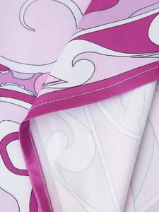 Detailansicht der Rollsaumnaht auf dem rosa-lila Marmordruck-Satin-Stoff