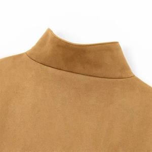 Détail du col montant avec coutures précises sur une veste en suédine camel