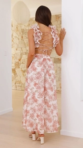 Dettaglio della schiena scoperta dell'abito in chiffon floreale con lacci intrecciati e volant