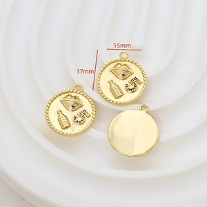 Détail de pendentifs circulaires dorés de 15 mm avec le numéro 5 et motifs parfum