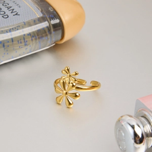 18k gold plated stainless steel open ring with two delicate daisy flowers design