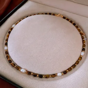 Collier Maillard avec pierres oeil de tigre brunes et perles d'eau douce pour femme