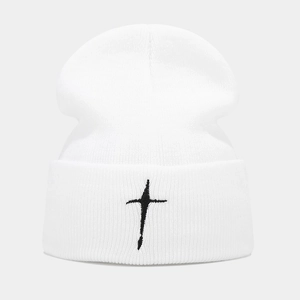 Bonnet en tricot blanc avec broderie croix noire et revers pour la chaleur d'hiver