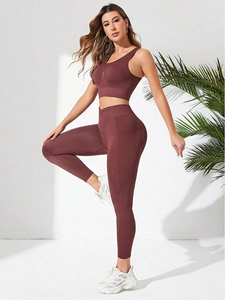Détail de l'ensemble de yoga côtelé bordeaux montrant le legging et la brassière