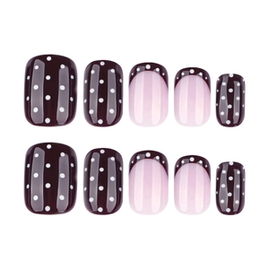 Unghie finte corte quadrate bordeaux e rosa con eleganti motivi a pois bianchi