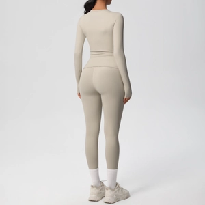 Vista posteriore del set da yoga slim fit con leggings a vita alta e top a maniche