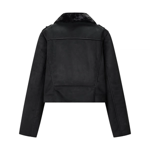 Rückansicht einer schwarzen Kunstlederjacke mit Pelzkragen und modischem Straßendesign