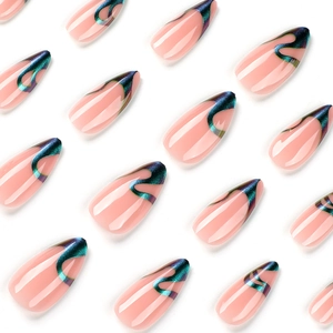 Unghie finte rosa con onde glitterate camaleonte blu in forma a mandorla lunga
