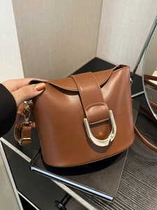 Women Retro Bucket Bag PU Leather Crossbody Shoulder Handbag Gold U-Shaped Buckle Niche Design Minimalist