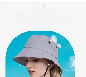Détail d'un chapeau de soleil gris avec aérations et cordon de serrage réglable