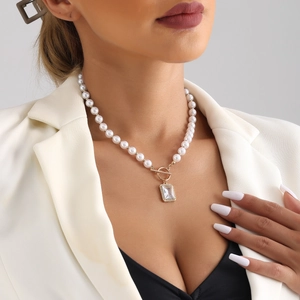 Elegant pearl necklace with golden OT buckle and sparkling rectangular zircon pendant