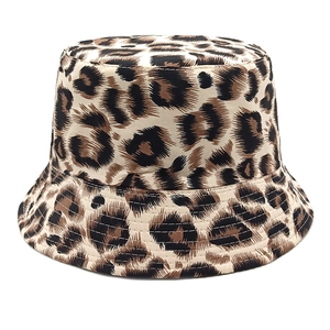 Dettaglio del cappello a secchiello leopardato con cuciture rinforzate sulla tesa
