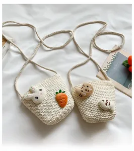 Detailansicht der Stroh-Kindertaschen mit Hasen- und Katzen-Häkelapplikationen im Detail
