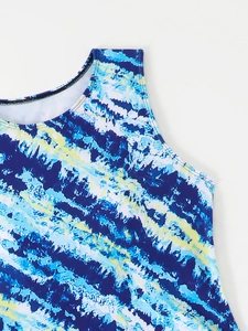 Κοντινό πλάνο μπλε tie-dye μαγιό τανκίνι με υψηλής ποιότητας διπλές ραφές στο τελείωμα
