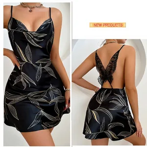 Robe de nuit en satin à motif feuilles dorées, dos nu et détail papillon dentelle