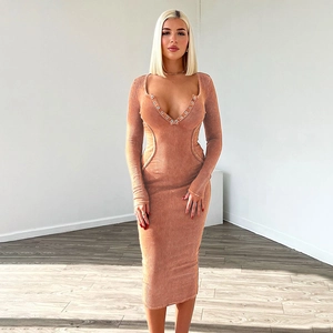 Elegante abito midi in maglia a coste giallo senape con scollo a V e fibbia in metallo