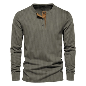 Detailansicht eines armeegetreuen Henley-Shirts mit Rippstruktur und Knopfleiste