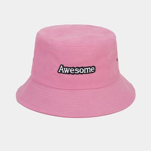 Détail du bob en coton rose avec broderie blanche Awesome et surpiqûres sur le bord