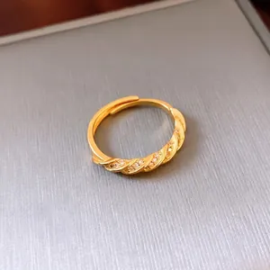 Bague ouverte en plaqué or 24 carats au design de corde torsadée et cristaux incrustés