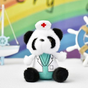 Detailopname van een schattige panda pluche pop in dokterskostuum met rode kruis hoed