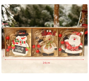 Dettaglio di ornamenti natalizi in legno con figure di Babbo Natale, renne e pupazzi di neve