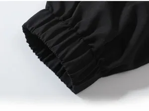 Detailopname van de elastische geribbelde manchetten van een zwart modieus jack