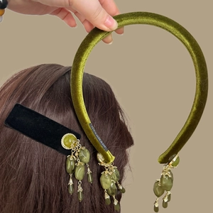 Serre-tête en velours vert olive avec pompons à clochettes et perles vintage