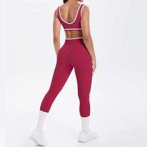 Rückansicht der Yoga-Leggings und Sport-BH in Burgund mit weißer Paspelierung