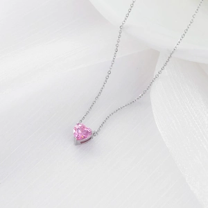 Collar minimalista de acero inoxidable plateado con colgante de gema de corazón rosa