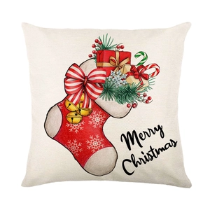 Housse de coussin de Noël avec botte de cadeaux sur fond en lin beige naturel