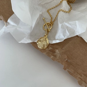 Gold 925 sterling silver necklace with hammered round pendant and toggle clasp