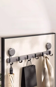 Détail de patères à ventouse grises avec 6 crochets arrondis pour rangement salle de bain