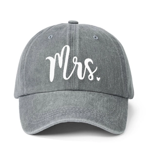Casquette de baseball en denim gris foncé délavé avec broderie Mrs. et cœur