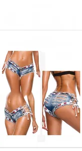 Dettaglio degli hot pants in denim a vita bassa con stampa a stelle e strisce e lacci laterali