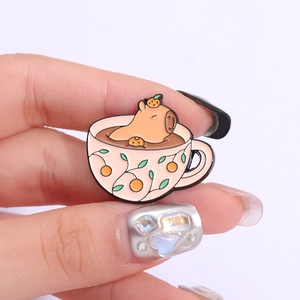 Broche mignonne de capybara en émail dans une tasse à thé pour sac à dos et vêtements